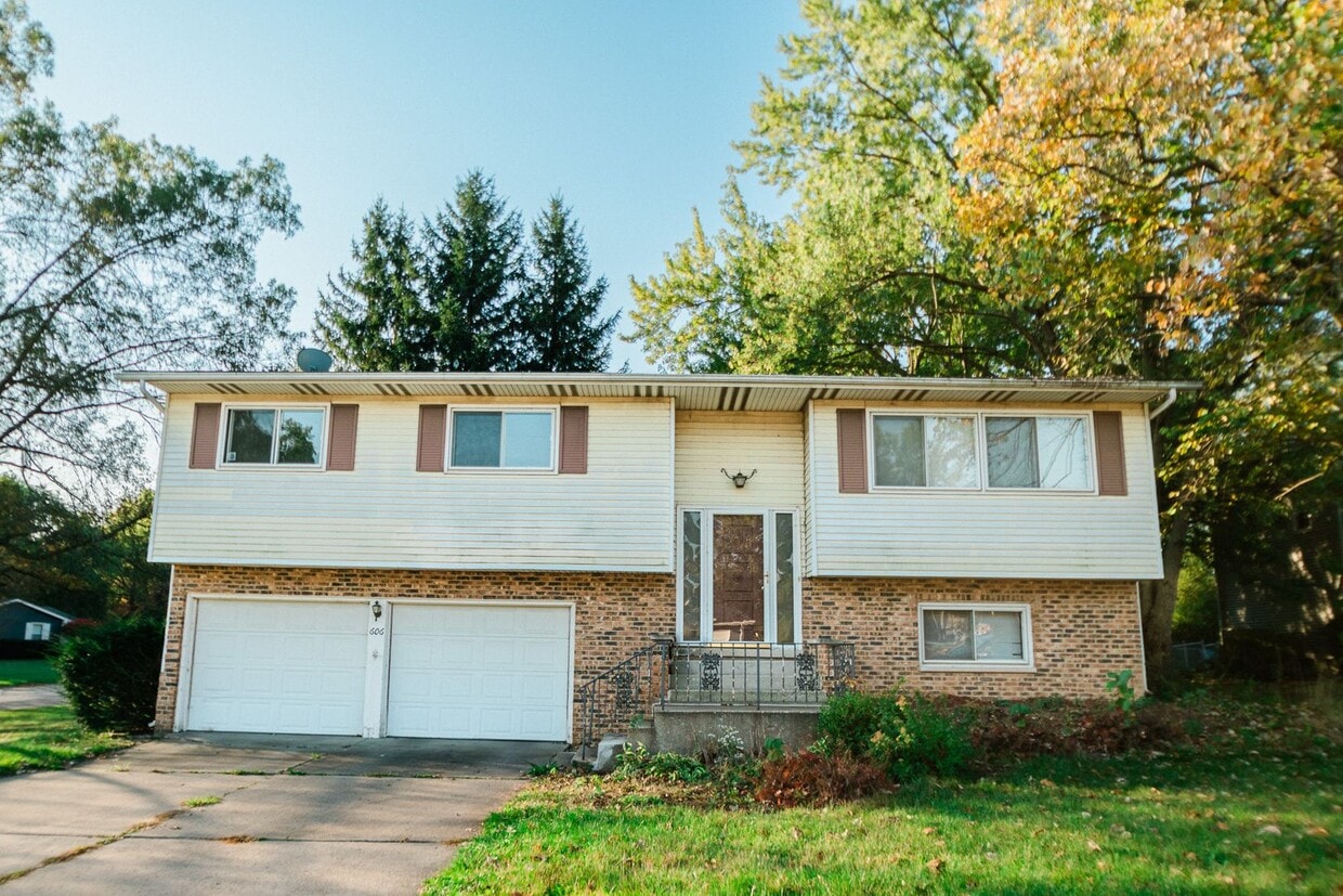 Primary Photo - 3 bed 2 bath home in Valparaiso