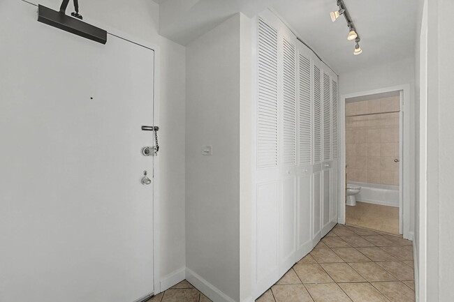 Foto del edificio - 1400 N State Pkwy