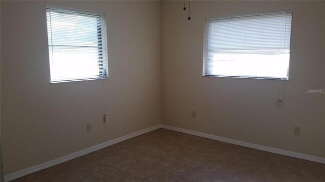 Building Photo - 241 Lomond Dr