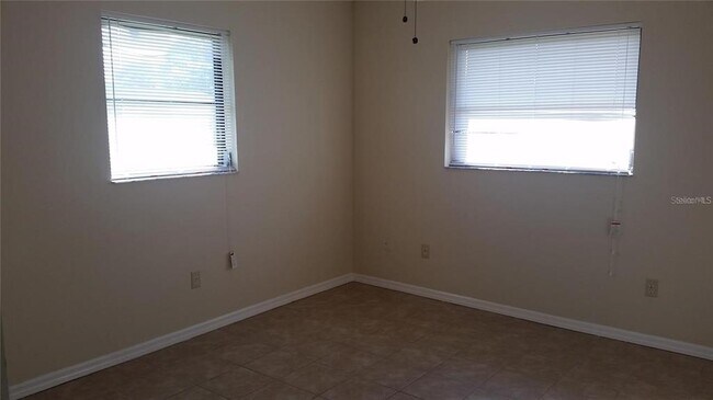 Foto del edificio - 241 Lomond Dr