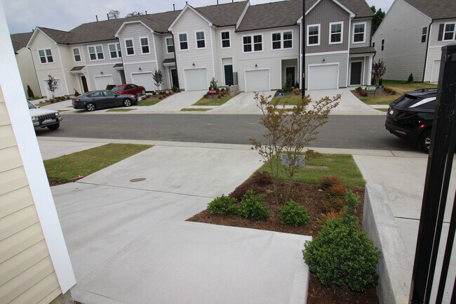 Foto del edificio - 825 Falls Grove Trl