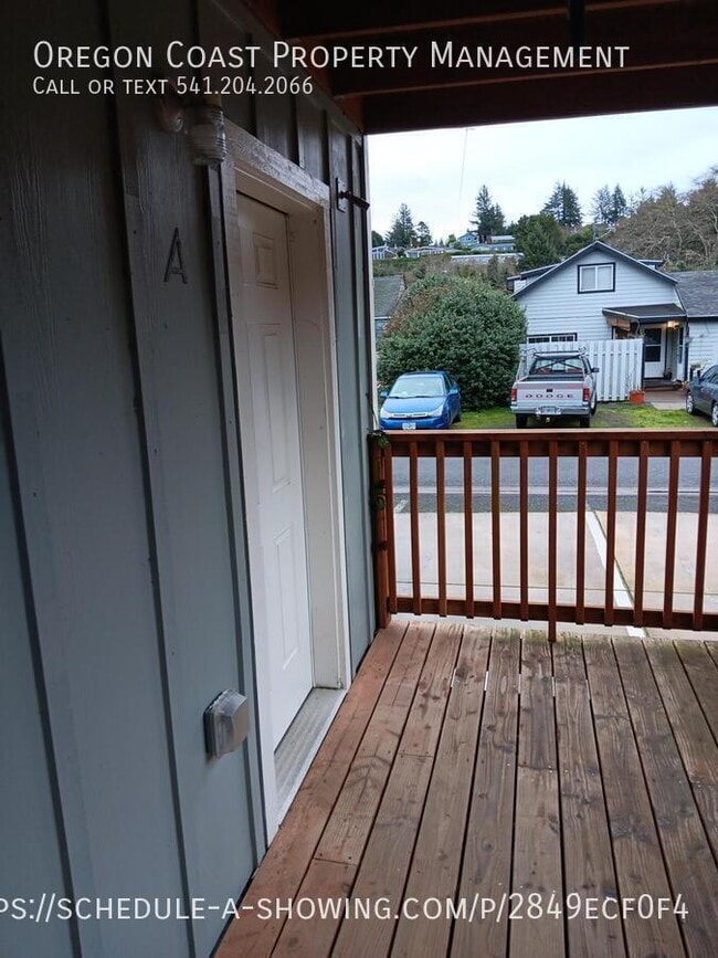 Building Photo - 170 SW Strawberry Ln