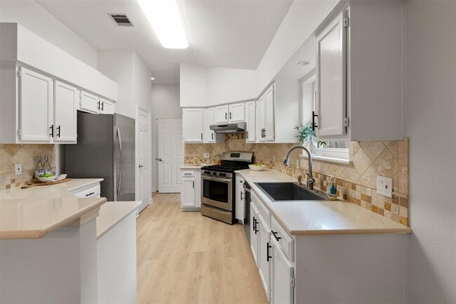 Foto del edificio - 8104 Doe Meadow Dr