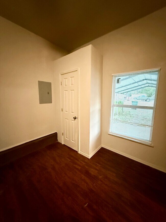 Foto del edificio - Freshly Painted 4 Bedroom Bungalow/ Vouche...