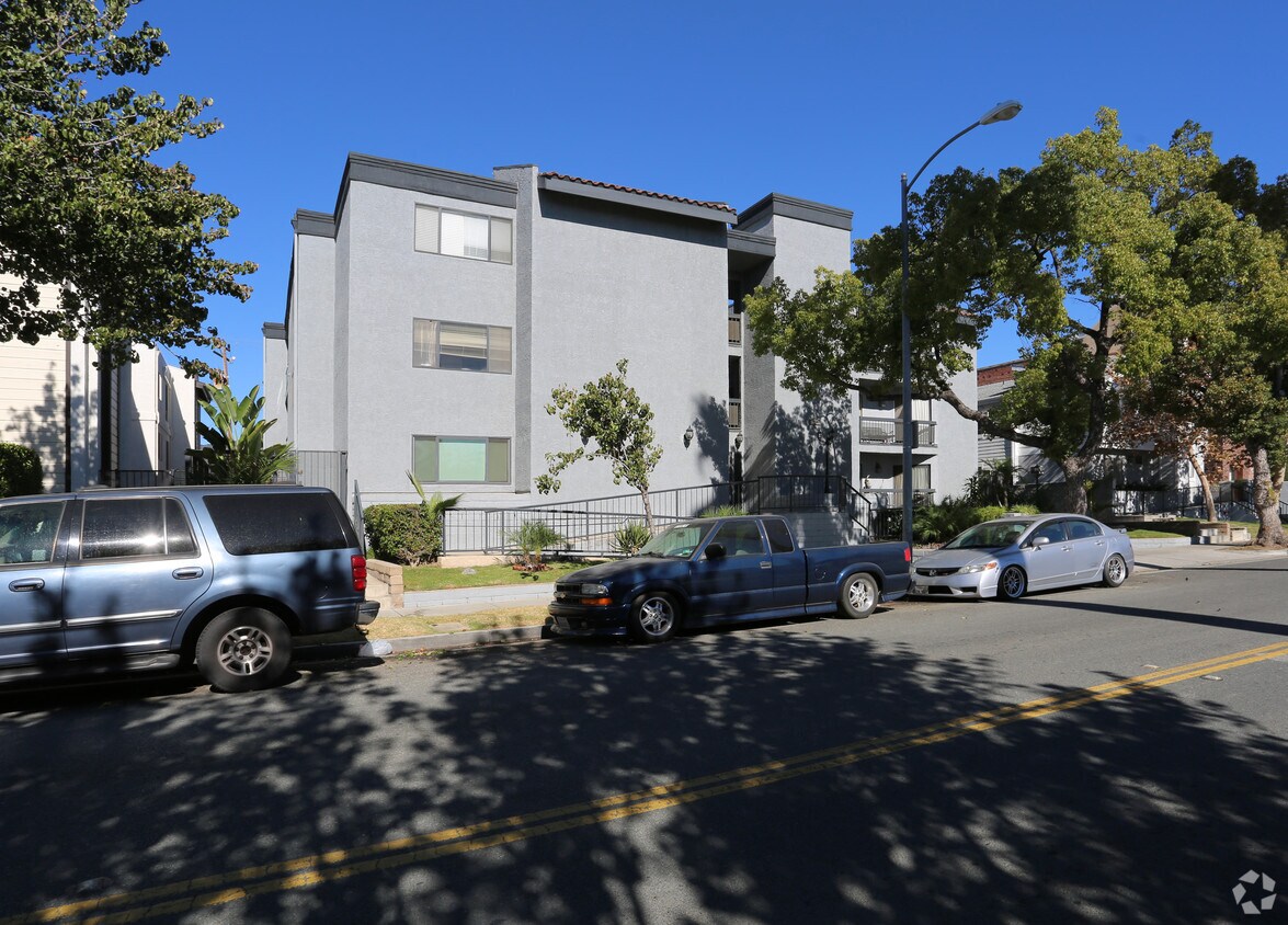 Primary Photo - 331 W Wilson Ave