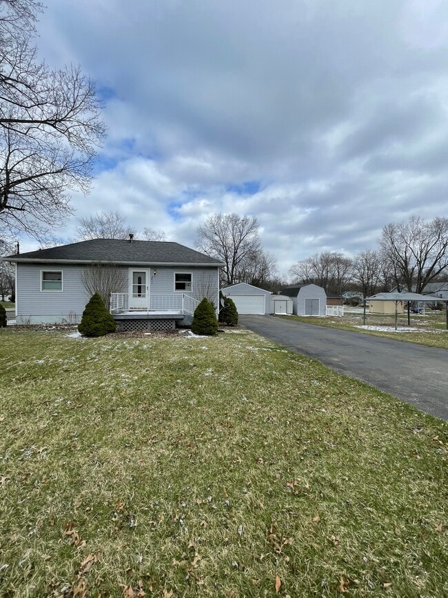 Front of the house showing driveway, garage and 2 sheds! - 3913 Evergreen Ave SE