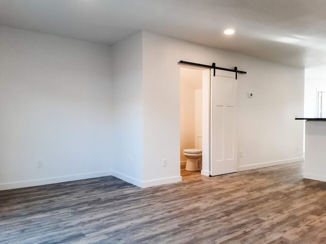 Building Photo - 2 BED/ 1.5 BATH TOWNHOME