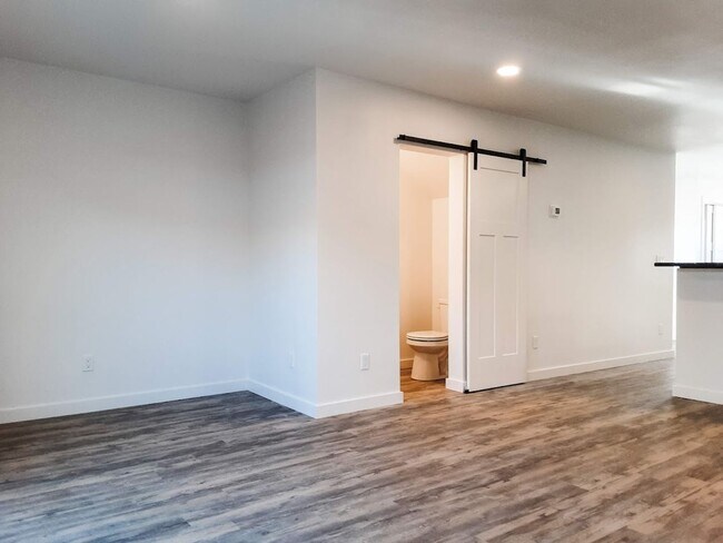Foto del edificio - 2 BED/ 1.5 BATH TOWNHOME