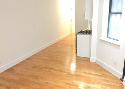 Building Photo - 512 E 81st St