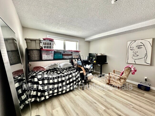 Photo du bâtiment - 8705-8152 152 St NW