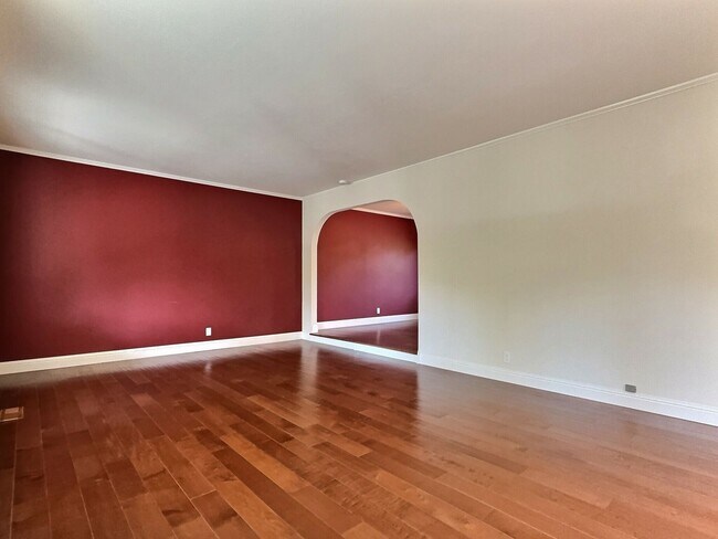 Building Photo - 3BD/2BA Tri-Level Updated Home & Walkable ...