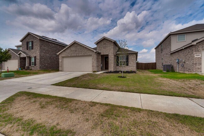 Building Photo - Beautifully Crafted 3 bedroom 2 bath in Fort Worth, TX.