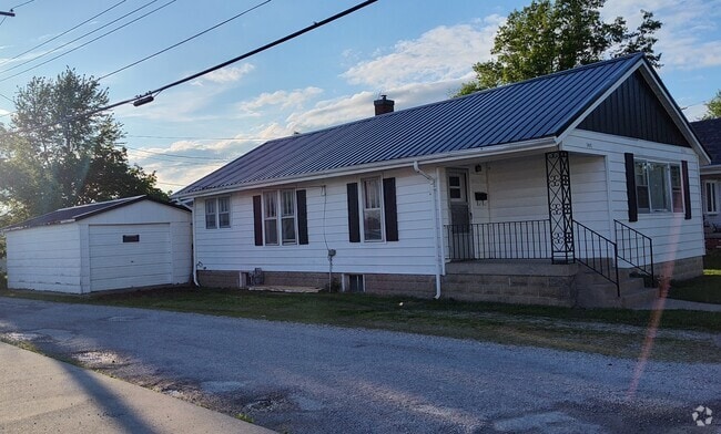 Building Photo - 107 N Oak St