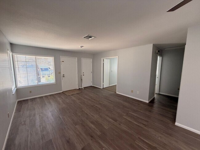 Foto del edificio - Welcome to this charming single-story home located in the Sunrise Manor!