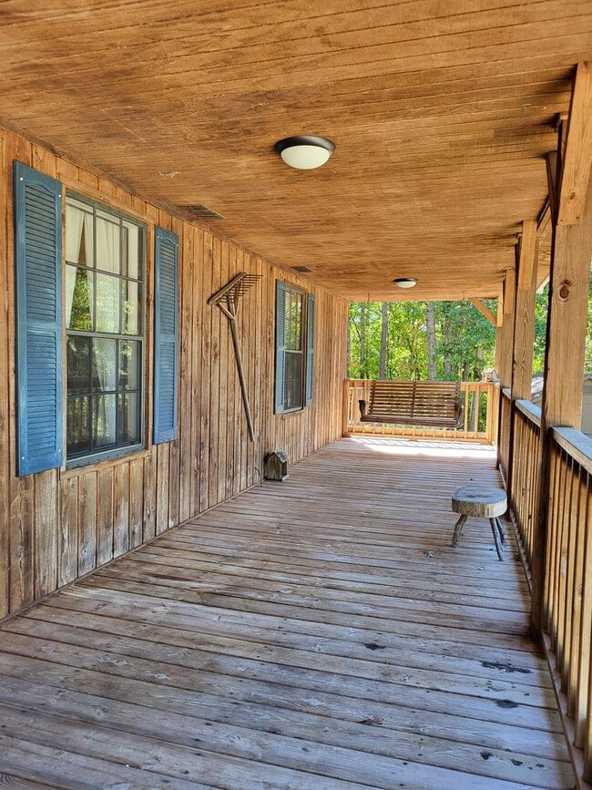 Building Photo - Doublewide with 3 car garage