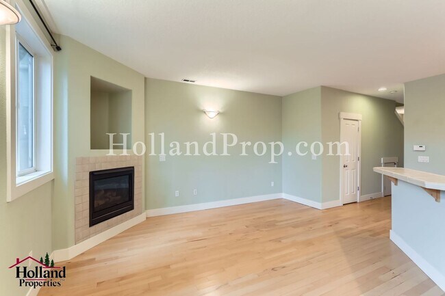 Foto del edificio - Bright & Spacious 3-Bedroom Townhome in a ...