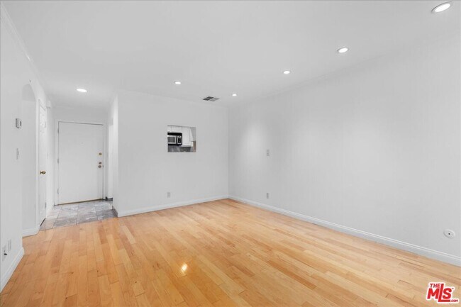 Building Photo - 740 Kings Rd