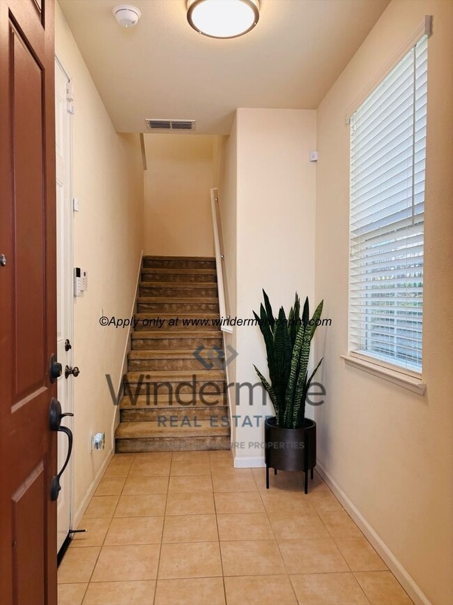 Building Photo - Stylish & Spacious 2 bedroom-/1 bath Condo in Astoria at Gateway Oaks!