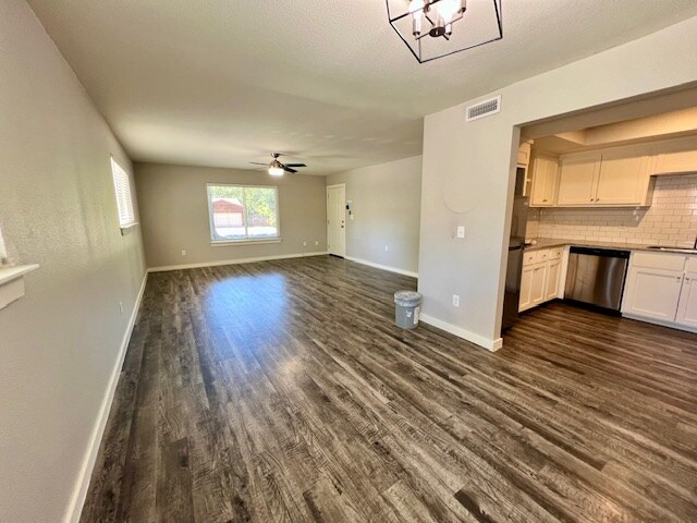 Foto del edificio - 1130 N Turner Ave