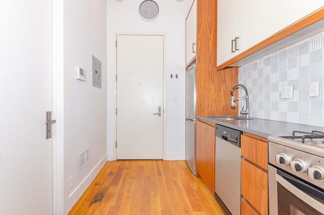 Foto del edificio - 949 Willoughby Ave