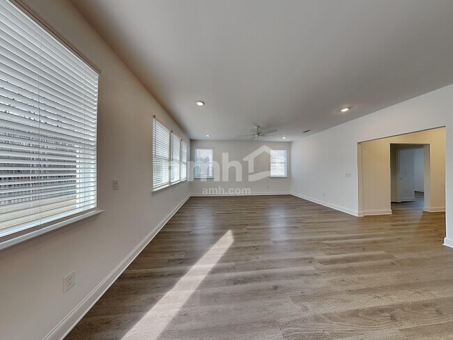 Foto del edificio - 380 Pointe Dr