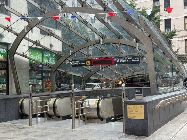 Foto del edificio - 224 E 95th St