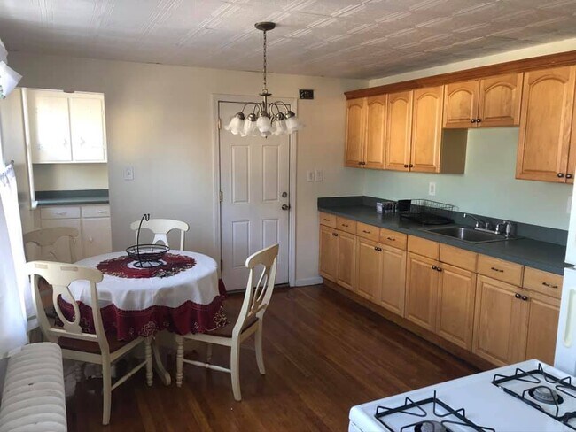 Cocina con zona de despensa - 146 Edson Ave