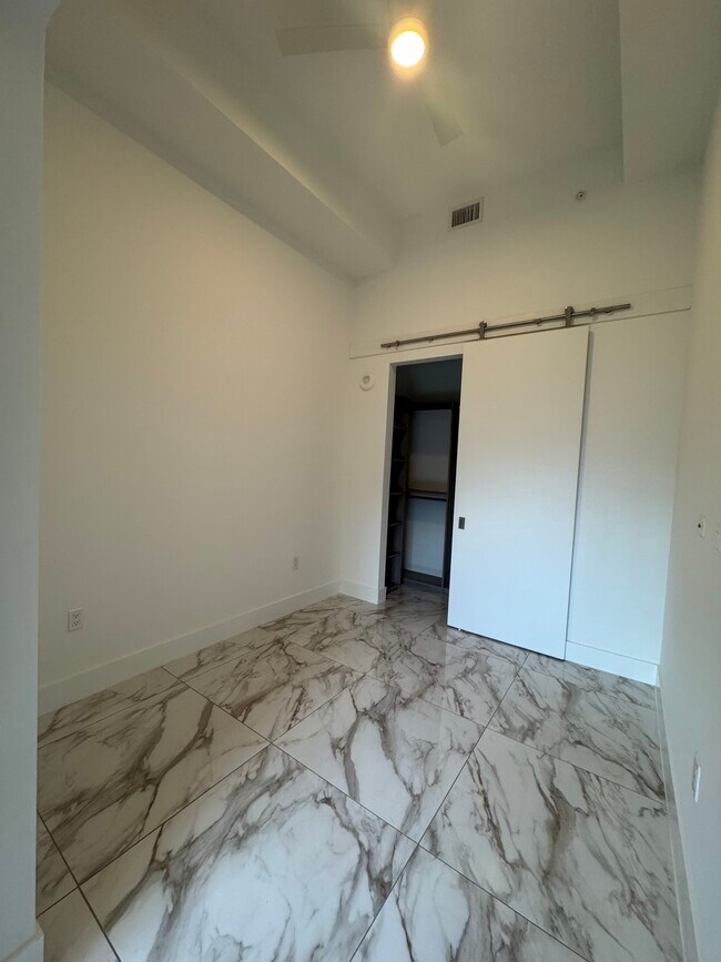 Building Photo - 403 NE 28th St