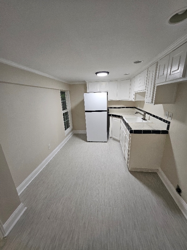 Building Photo - 27 E Ave