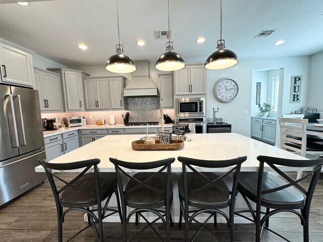 Foto del edificio - Gorgoues Updated home in gated community w...