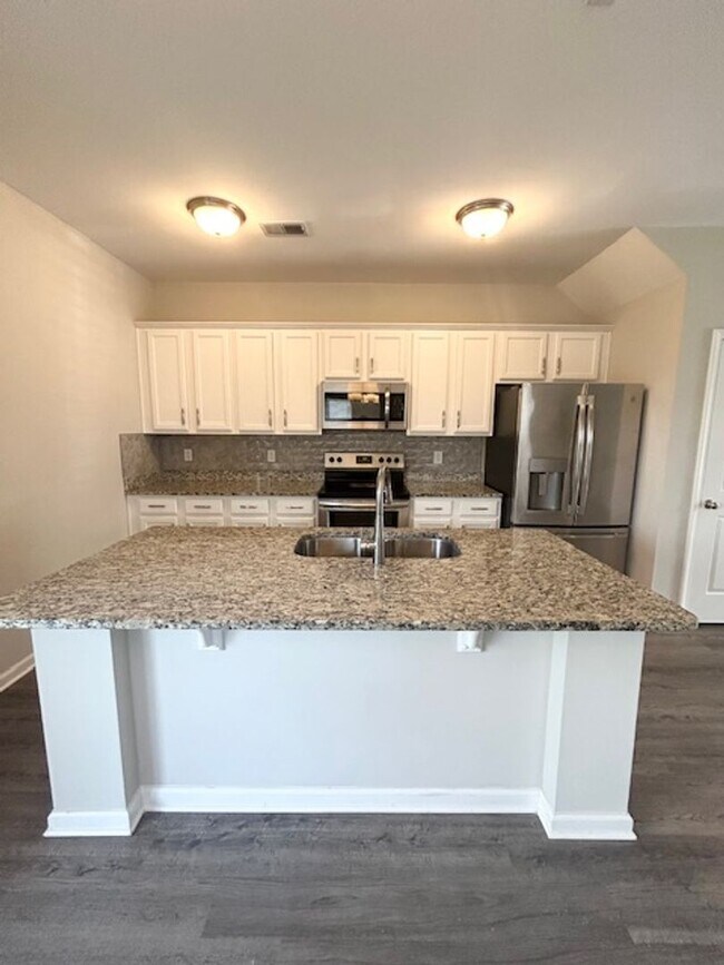 Foto del edificio - STYLISH & MODERN TOWNHOME IN HARBISON GROVE