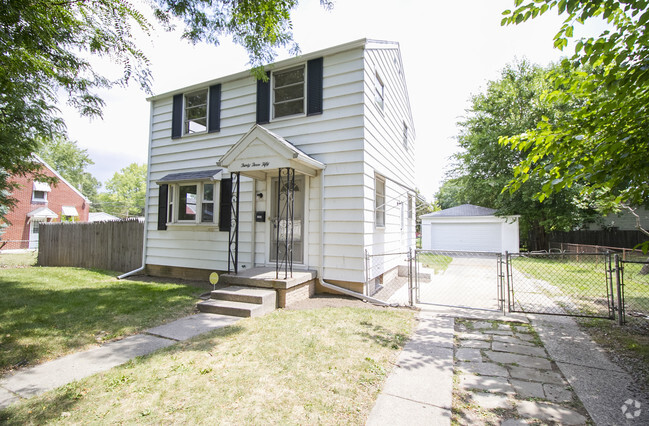 Building Photo - 3350 Beaumont Dr
