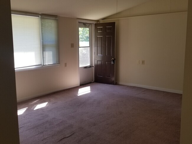 Building Photo - Beautiful renovated ranch style home!