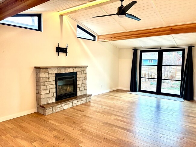 Foto del edificio - Spacious House. Expansive Lot. Prime Location