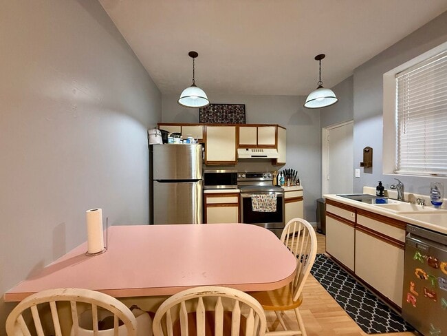 Building Photo - Charming 2-bedroom, 1-bath condo in the heart of Ghent