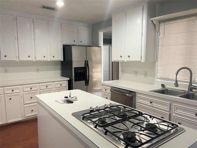 Foto del edificio - 15110 Howland St