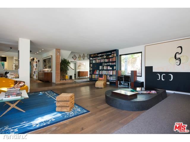 Foto del edificio - 8650 Pine Tree Pl