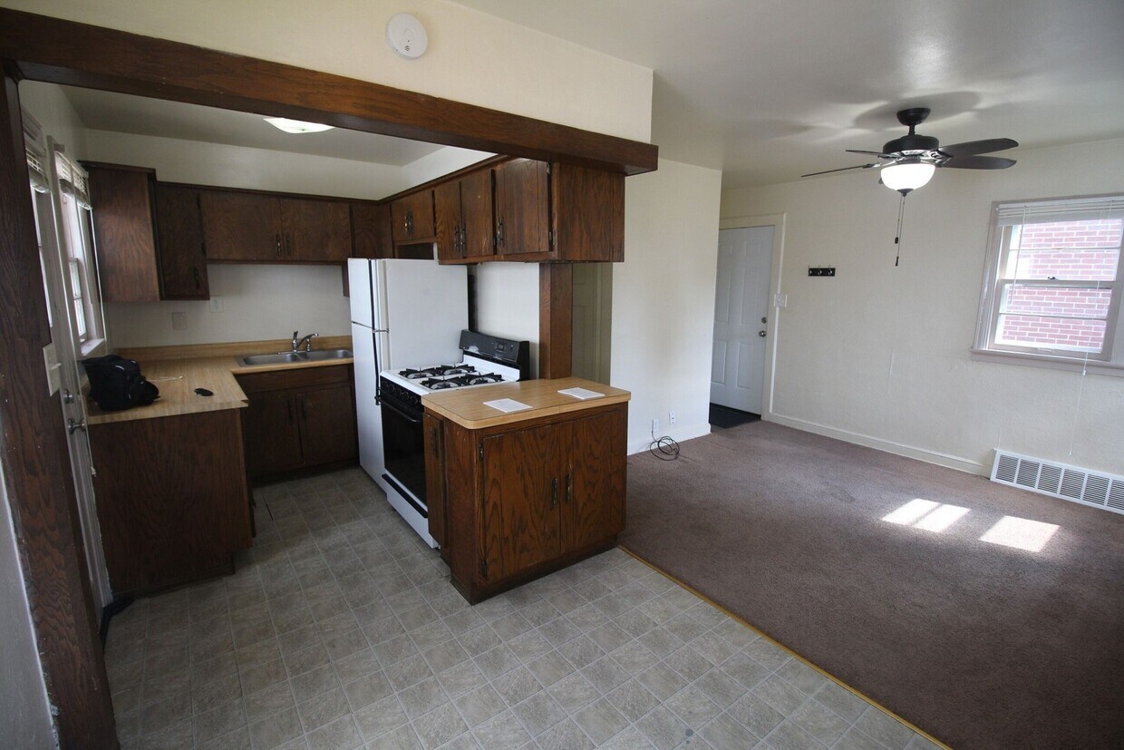 Primary Photo - COMING SOON! Charming Bayview Haven: Affor...