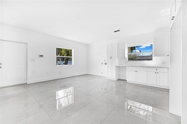 Foto del edificio - 7990 NW 8th Ave