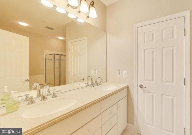 Foto del edificio - 2400 Brookmoor Ln