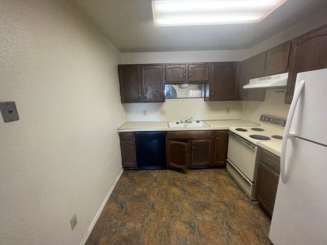 Building Photo - Two Bedroom, Two Bath!