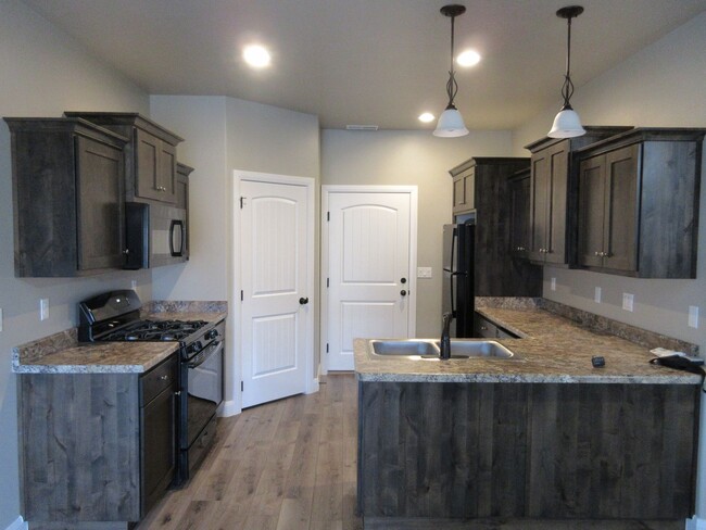 Foto del edificio - Move-In Bonus - Newer town home living in ...