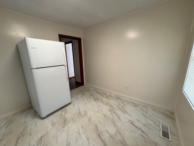 Foto del edificio - Conveniently located 2 bedroom 1 bath in M...