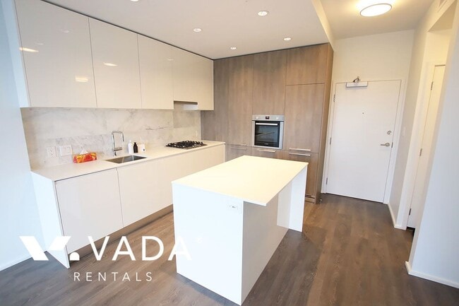 Building Photo - The Amazing Brentwood Apartment For Rent 2...