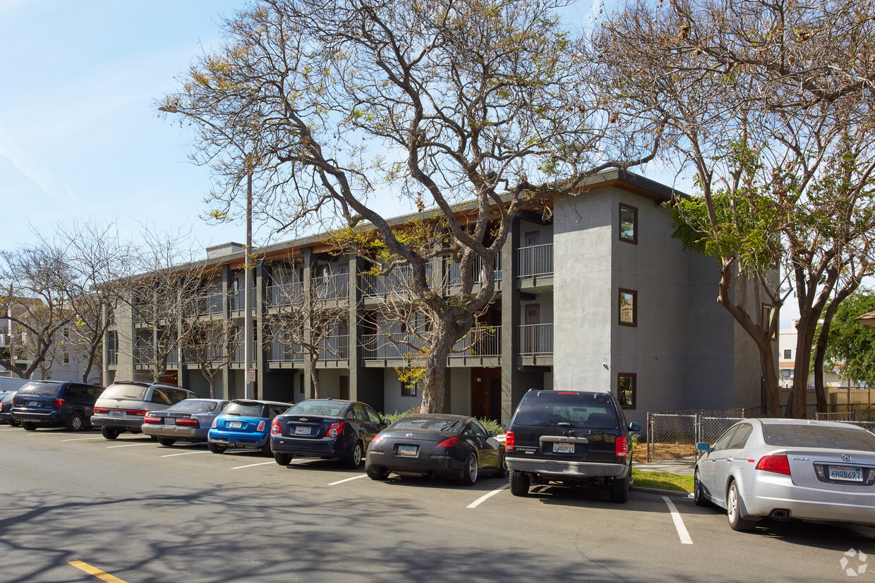 Building Photo - Beachwood Apartments