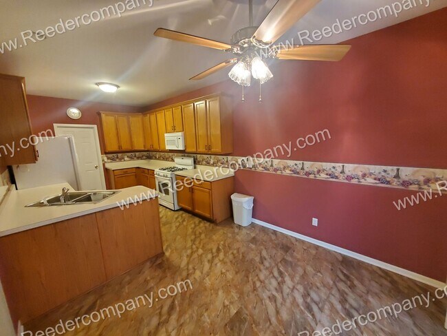 Foto del edificio - Spacious 2 bed 1.75 bath with 2 car attatc...
