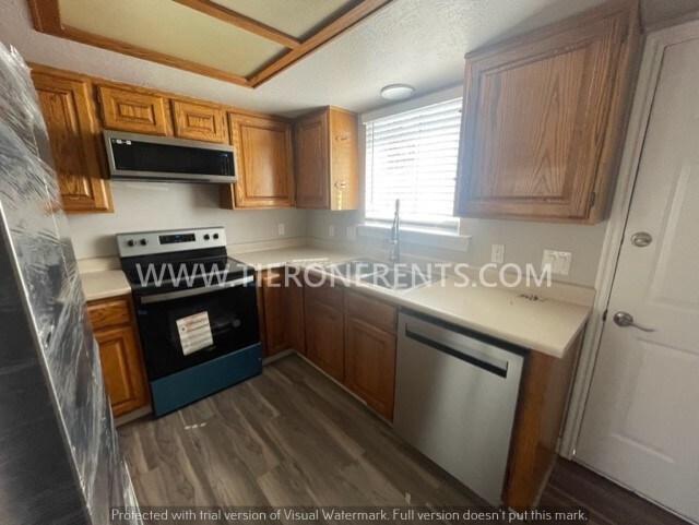 Foto del edificio - A must see! Charming townhome priced to rent