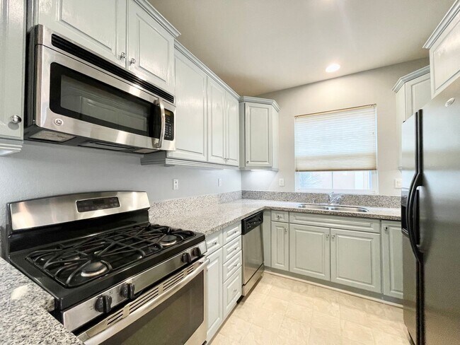 Foto del edificio - AVAILABLE NOW!!! Stunning 3 Bedroom 2.5 Ba...