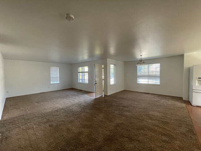 Building Photo - 526 E Wapato Ave