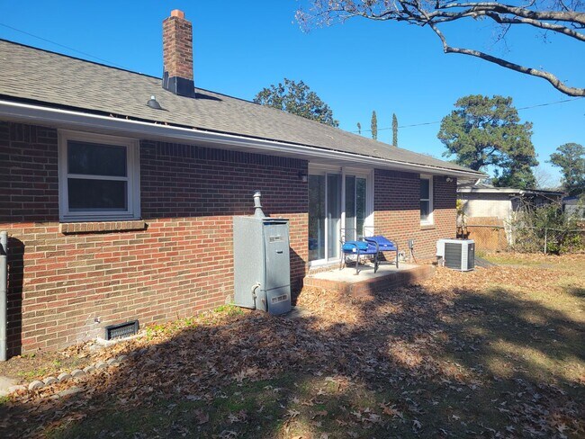 Building Photo - 3 Bedroom 2 Bath Newly Renovated House For...